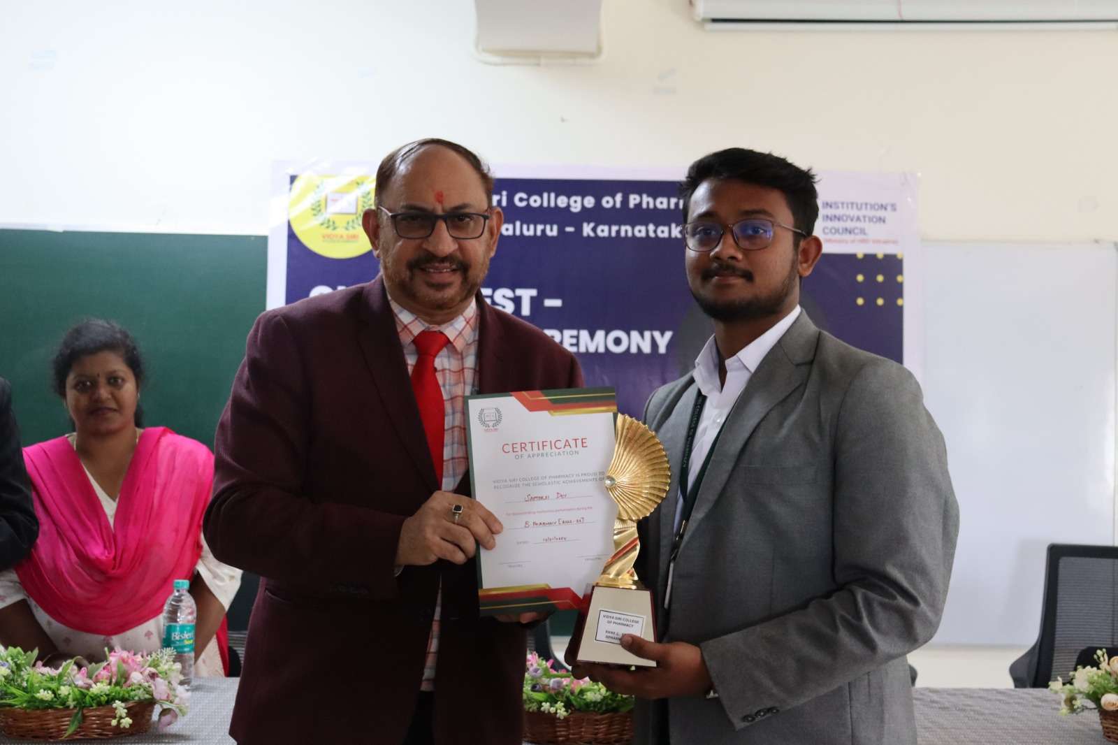 Dr_Raman_Dang_felicitating_students_at_Vidya_Siri_College_of_Pharmacy