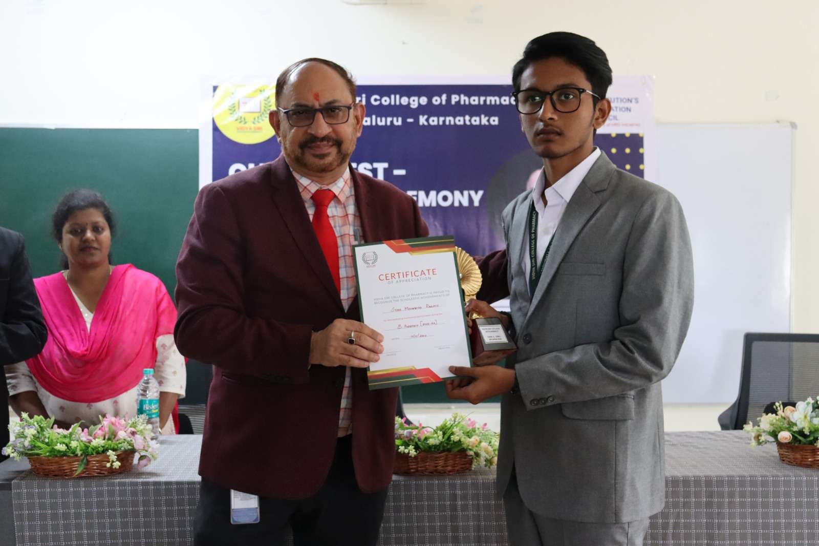 Dr_Raman_Dang_felicitating_top_students_at_Vidya_Siri_College_of_Pharmacy